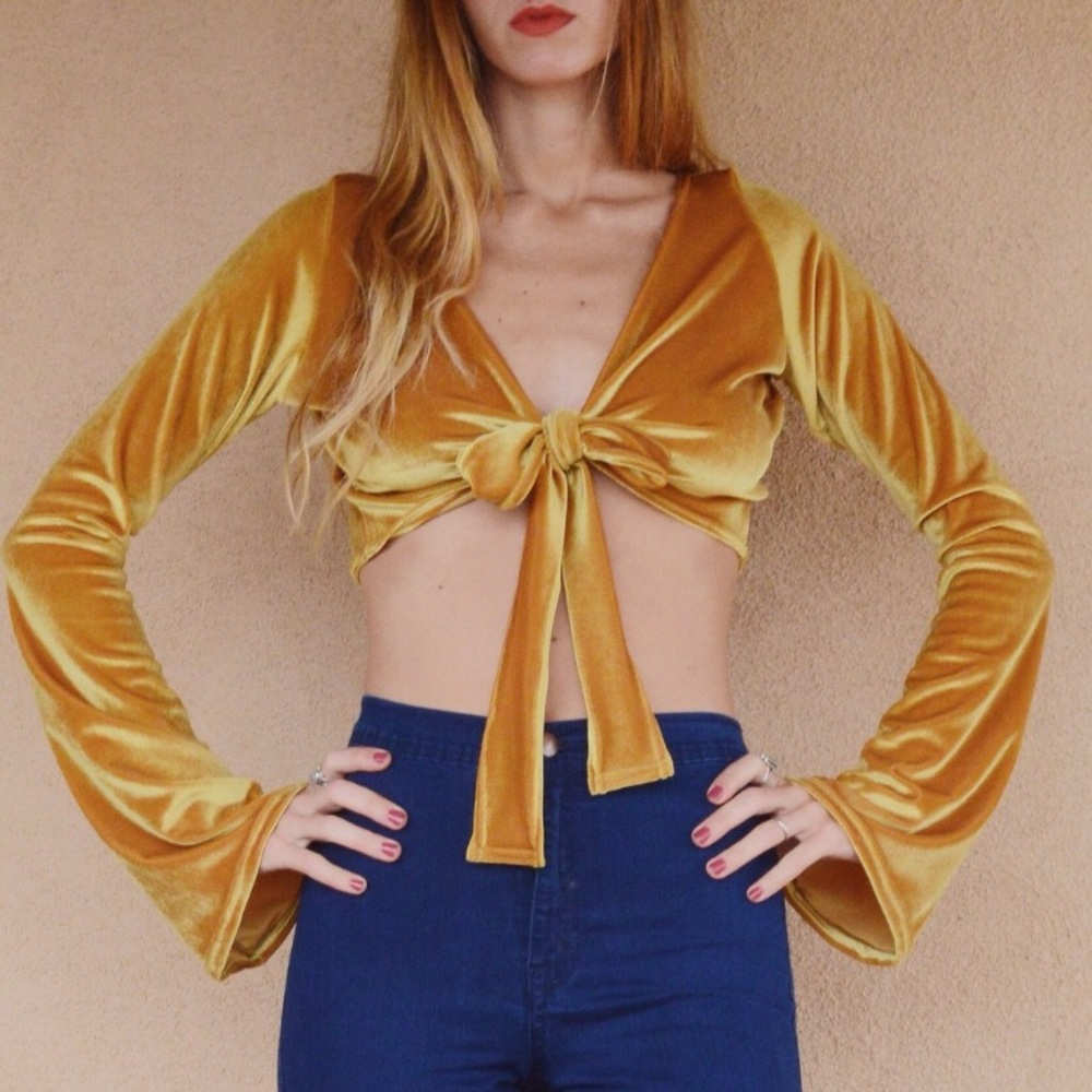 Gold velvet top w/ tie front and bell sleeves 🌳🌞